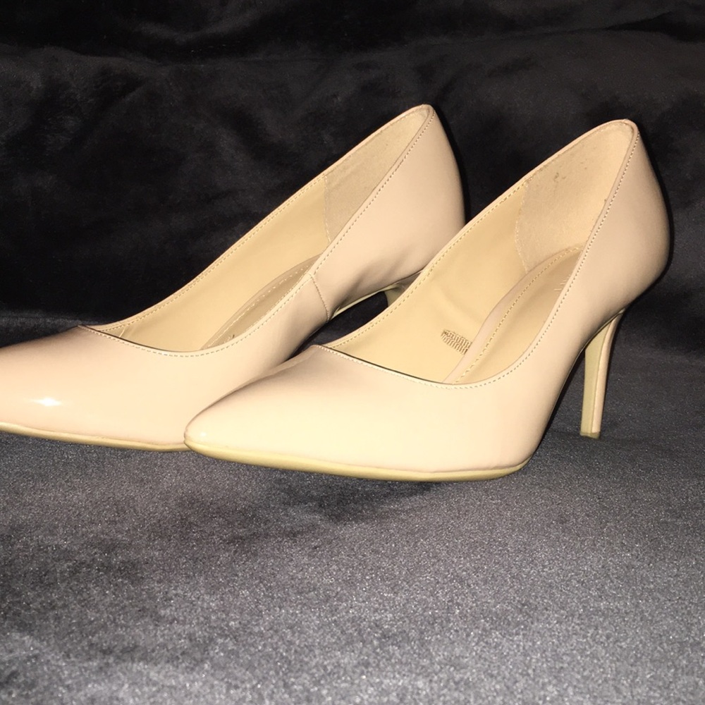 Nude 1.5in heels Size 7- Never Worn!